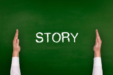 Yazı tahtası üzerinde gösterilen eller