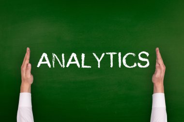 Yazı tahtası üzerinde gösterilen eller