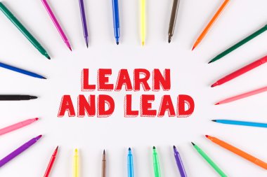 Daire oluşturan renkli işaretleyicileri