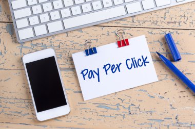 Kağıt Not ile smartphone ahşap masa