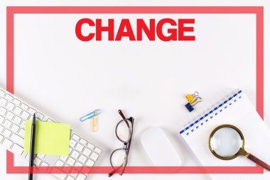 Masa üzerinde çeşitli ofis, banka donatımı