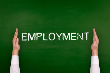 Yazı tahtası üzerinde gösterilen eller