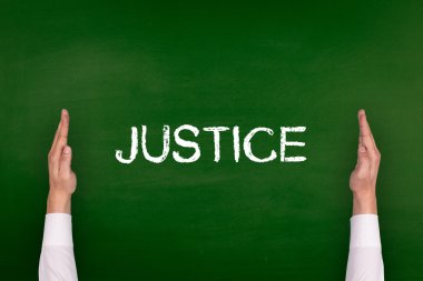 Yazı tahtası üzerinde gösterilen eller