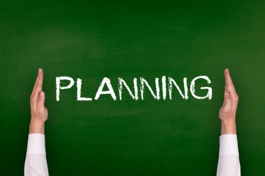 Yazı tahtası üzerinde gösterilen eller