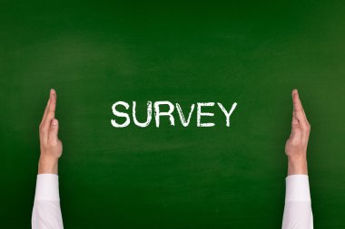 Yazı tahtası üzerinde gösterilen eller