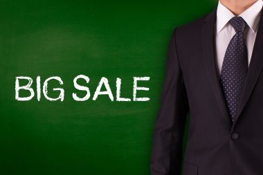 Blackboard karşı ayakta işadamı