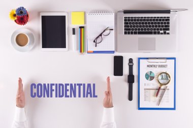 Masanın üzerinde çalışan iş adamı