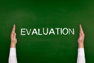 Yazı tahtası üzerinde gösterilen eller