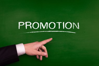 Promosyon işaret eden işadamı