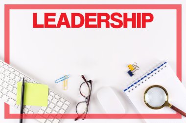 Masa üzerinde çeşitli ofis, banka donatımı