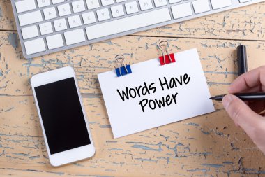 Kağıt Not ile smartphone ahşap masa