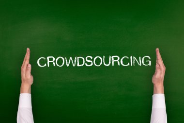 Yazı tahtası üzerinde gösterilen eller