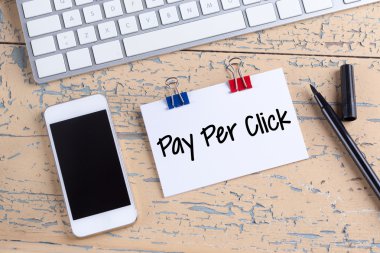 Kağıt Not ile smartphone ahşap masa