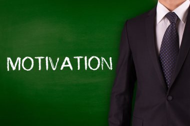 Blackboard karşı ayakta işadamı