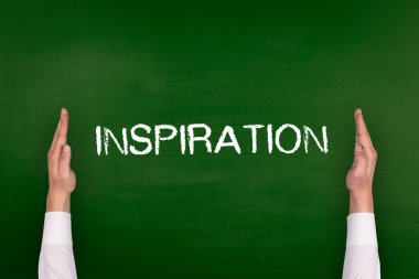 Yazı tahtası üzerinde gösterilen eller