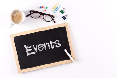 Kara tahta kahve fincanı ile