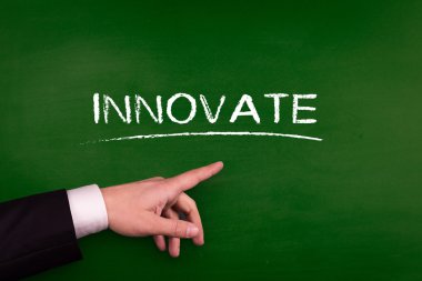 Üzerinde işaret eden işadamı yenilik