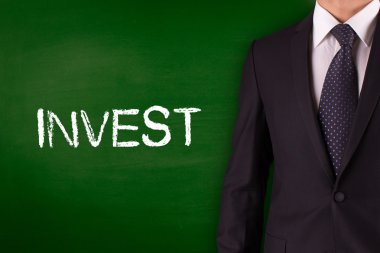 Blackboard karşı ayakta işadamı