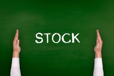 Yazı tahtası üzerinde gösterilen eller