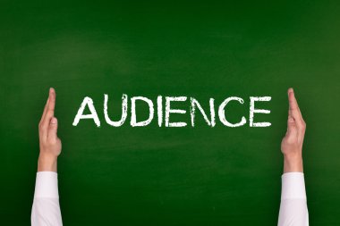 Yazı tahtası üzerinde gösterilen eller