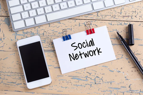 Nota cartacea con testo social network — Foto Stock