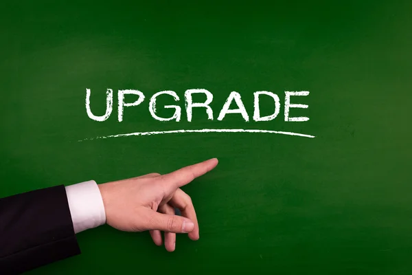 Geschäftsmann verweist auf Upgrade — Stockfoto