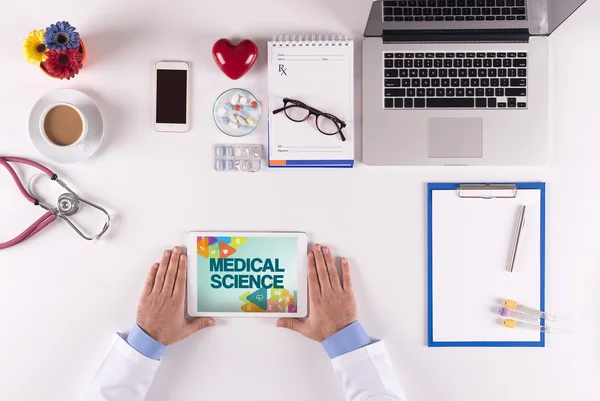 디지털 태블릿을 사용하는 의사 — 스톡 사진