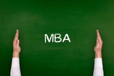 Yazı tahtası üzerinde gösterilen eller