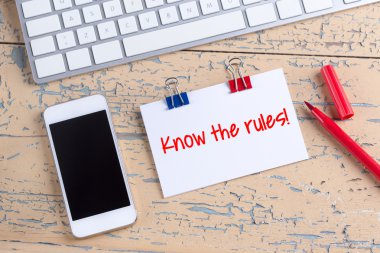 Kağıt Not ile smartphone ahşap masa