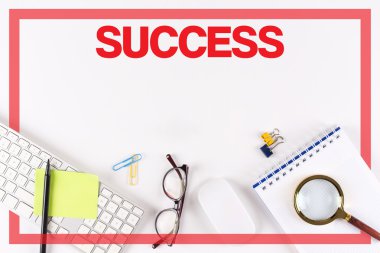 Masa üzerinde çeşitli ofis, banka donatımı