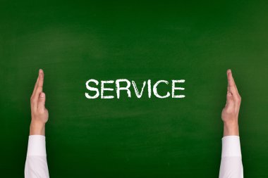 Yazı tahtası üzerinde gösterilen eller