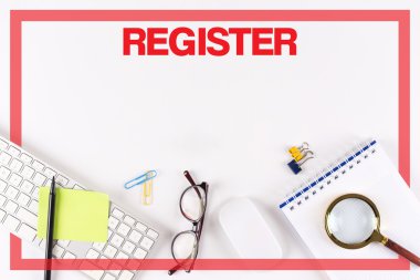 Masa üzerinde çeşitli ofis, banka donatımı