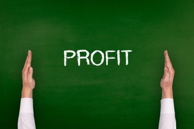 Yazı tahtası üzerinde gösterilen eller