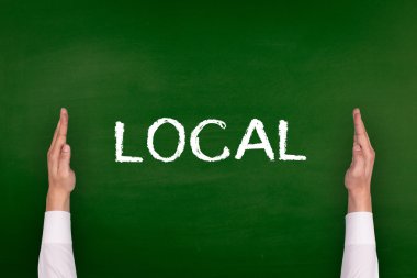 Yazı tahtası üzerinde gösterilen eller