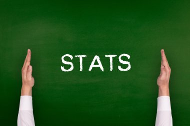 Yazı tahtası üzerinde gösterilen eller