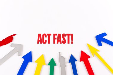 Renkli oklar merkeze gösterilen