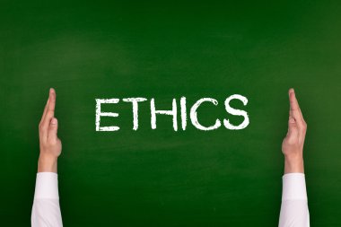 Yazı tahtası üzerinde gösterilen eller