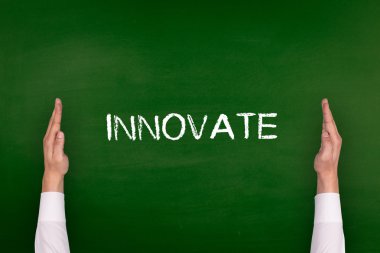 Yazı tahtası üzerinde gösterilen eller