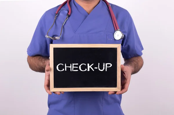 Läkaren håller mini svart tavla — Stockfoto