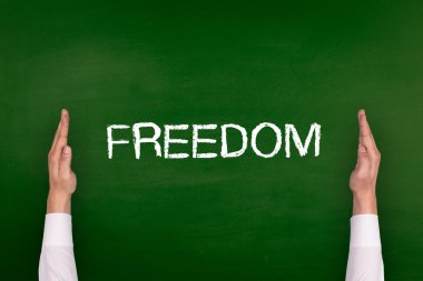 Yazı tahtası üzerinde gösterilen eller