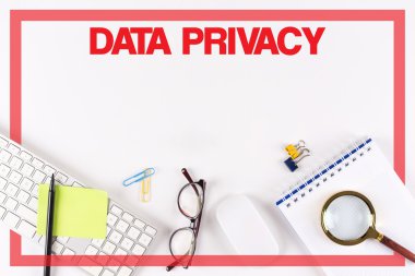 Masa üzerinde çeşitli ofis, banka donatımı