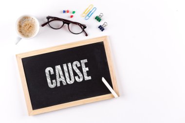 Kara tahta kahve fincanı ile