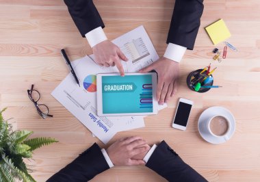 Dijital tablet üzerinde işaret eden işadamı