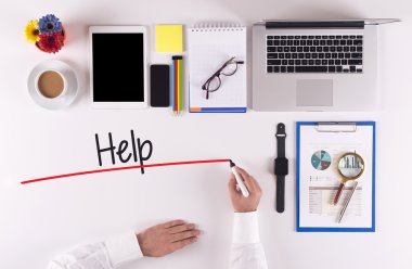 İşadamı marker ile masanın üstüne yazma