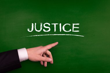 Adalet işaret eden işadamı