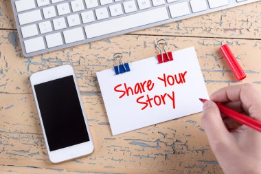 Kağıt Not ile smartphone ahşap masa