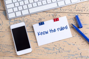 Kağıt Not ile smartphone ahşap masa