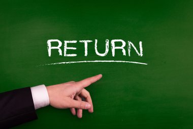 Getirisi işaret eden işadamı