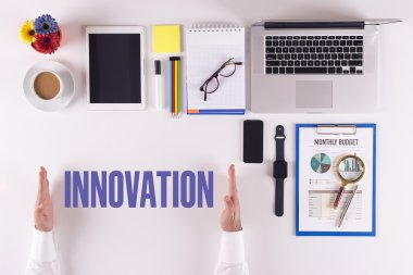 Masanın üzerinde çalışan iş adamı