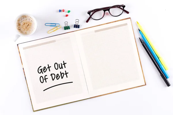 Salir de la deuda texto en el cuaderno — Foto de Stock